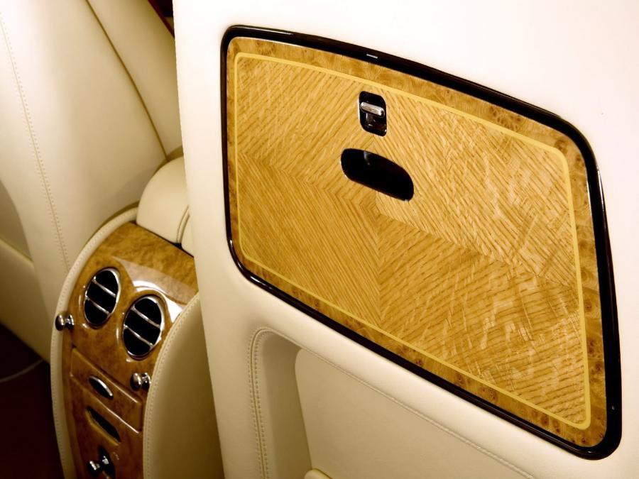 Детали интерьера Bentley Arnage R Diamond Series 2006 года  (фото 5 из 9)
